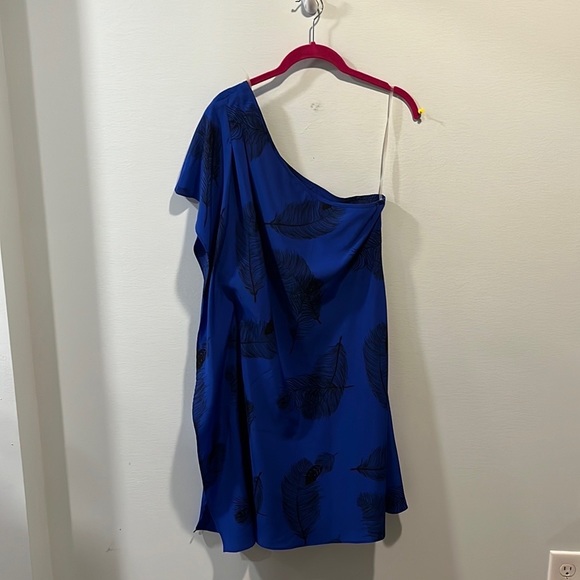 Central Park West “Lovington” one shoulder blue feather print dress M - Picture 4 of 4
